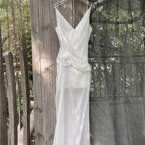 Elegant White Sleeveless Dress